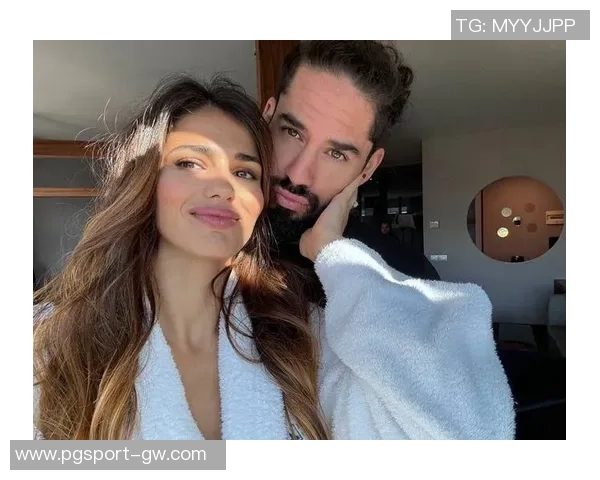 女神对决瓦尔加黑丝魅力无限胡梅尔斯女友展现完美曲线